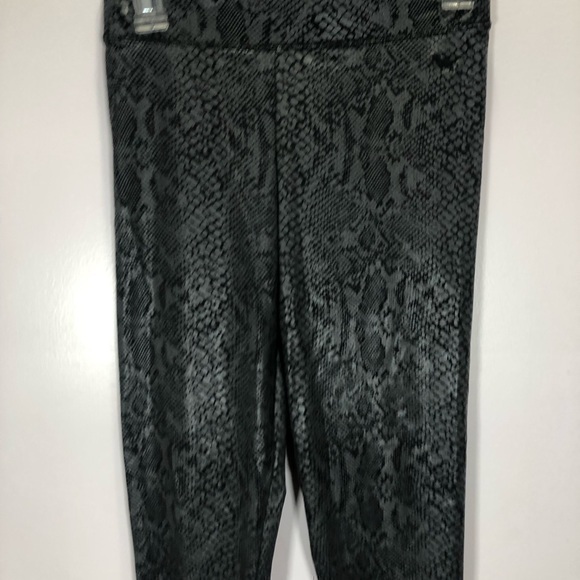 PINK Victoria’s Secret Women’s Black Knockout Tight Snakeskin Print Leggings - Picture 10 of 13